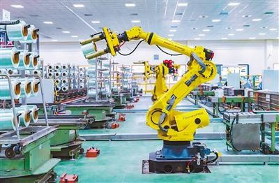 位于桐乡的中国巨石未来工厂,智能机器人正在检装产品。朱晓亮摄